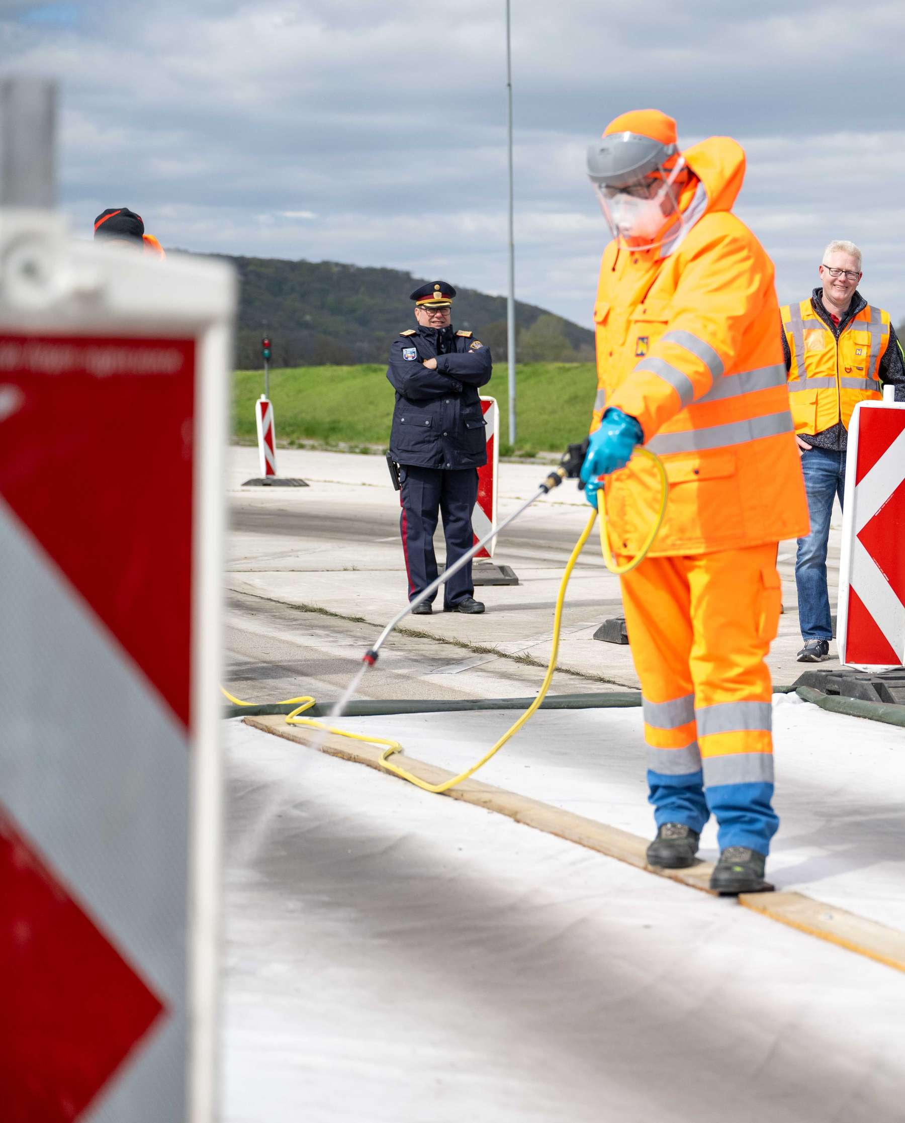 MKS - Totschnig Lokalaugenschein am Grenzübergang Berg.jpg © BMLUK/Hemerka