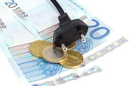 Geld und Stromstecker - Symbolisch für Stromkosten © studio v-zwoelf – stock.adobe.com