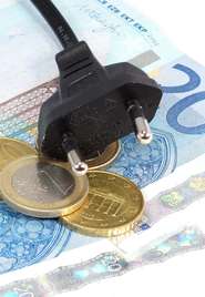 Geld und Stromstecker - symbolisch für Stromkosten © studio v-zwoelf – stock.adobe.com