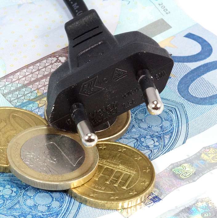 Geld und Stromstecker - symbolisch für Stromkosten © studio v-zwoelf – stock.adobe.com