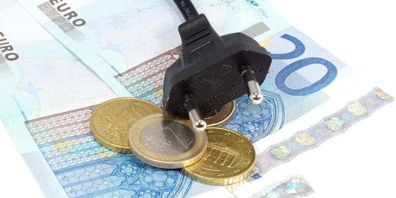 Geld und Stromstecker - Symbolisch für Stromkosten © studio v-zwoelf – stock.adobe.com Geld und Stromstecker - Symbolisch für Stromkosten © studio v-zwoelf – stock.adobe.com