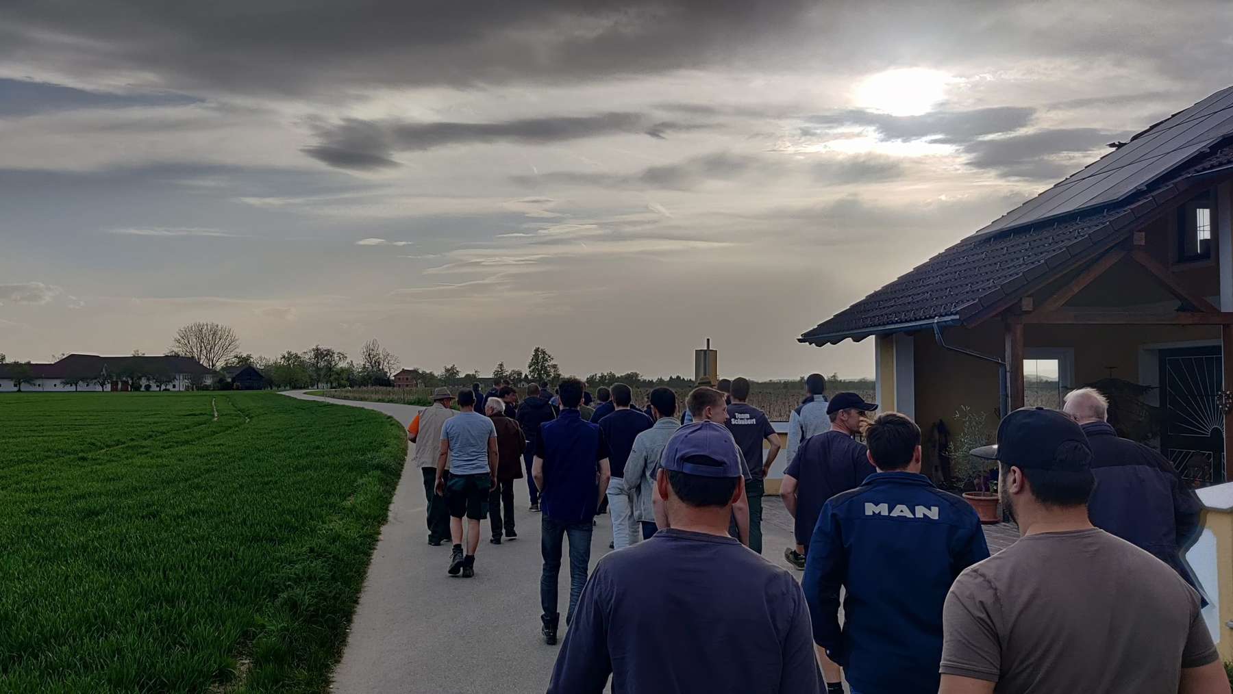 Eindrücke von der Feldbegehung der AK BWSB bei bzw. mit Franz & Matthias Kastenhuber in Bad Wimsbach-Neydharting, 16. April 2025