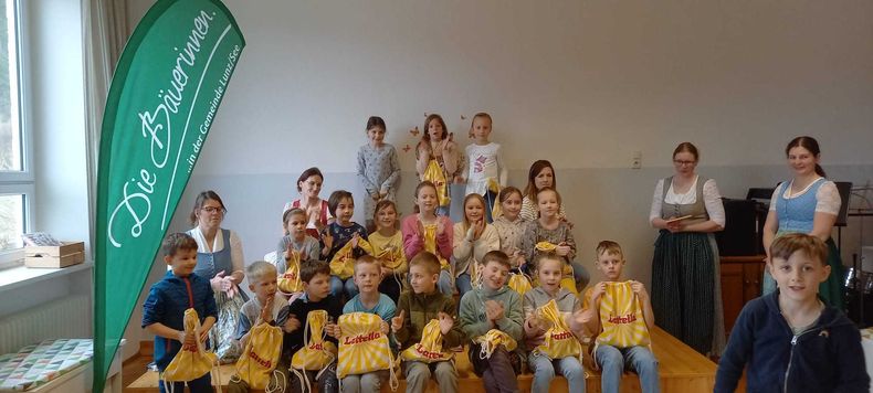 Rosa Heigl, Eva Stibl, Sandra Hauß und Marianne Aigner besuchen die Kinder der  2. Klasse Volksschule.jpg Rosa Heigl, Eva Stibl, Sandra Hauß und Marianne Aigner besuchen die Kinder der  2. Klasse Volksschule.jpg