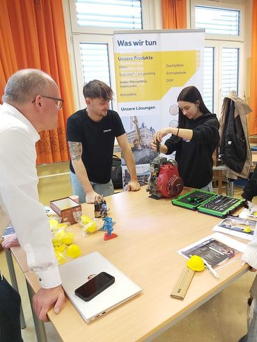 Berufsorientierung mit Technologieunternehmen im Unterricht.jpg © LFI Steiermark