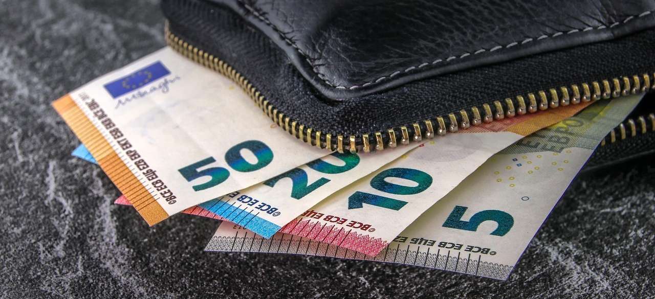 Geldbörse mit Euroscheinen .jpg © Tom auf Pixabay Geldbörse mit Euroscheinen .jpg © Tom auf Pixabay