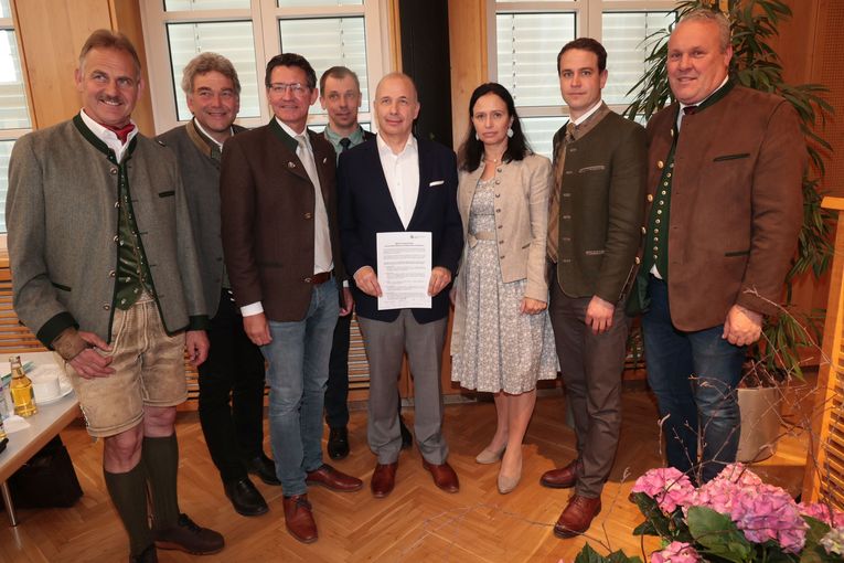 Überreichung LK-Positionspapier.jpg © Wajand Überreichung LK-Positionspapier.jpg © Wajand