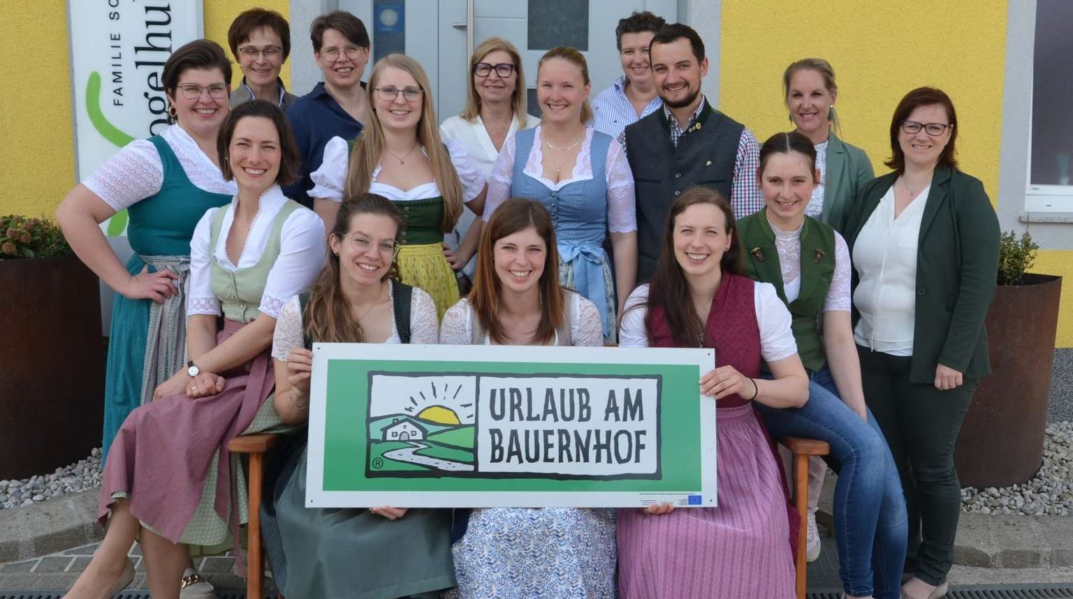 UaB_Abschluss_Zertifikatslehrgang_2024_25_Gruppenfoto_bevorzugt_Zuschnitt.jpg © UaB