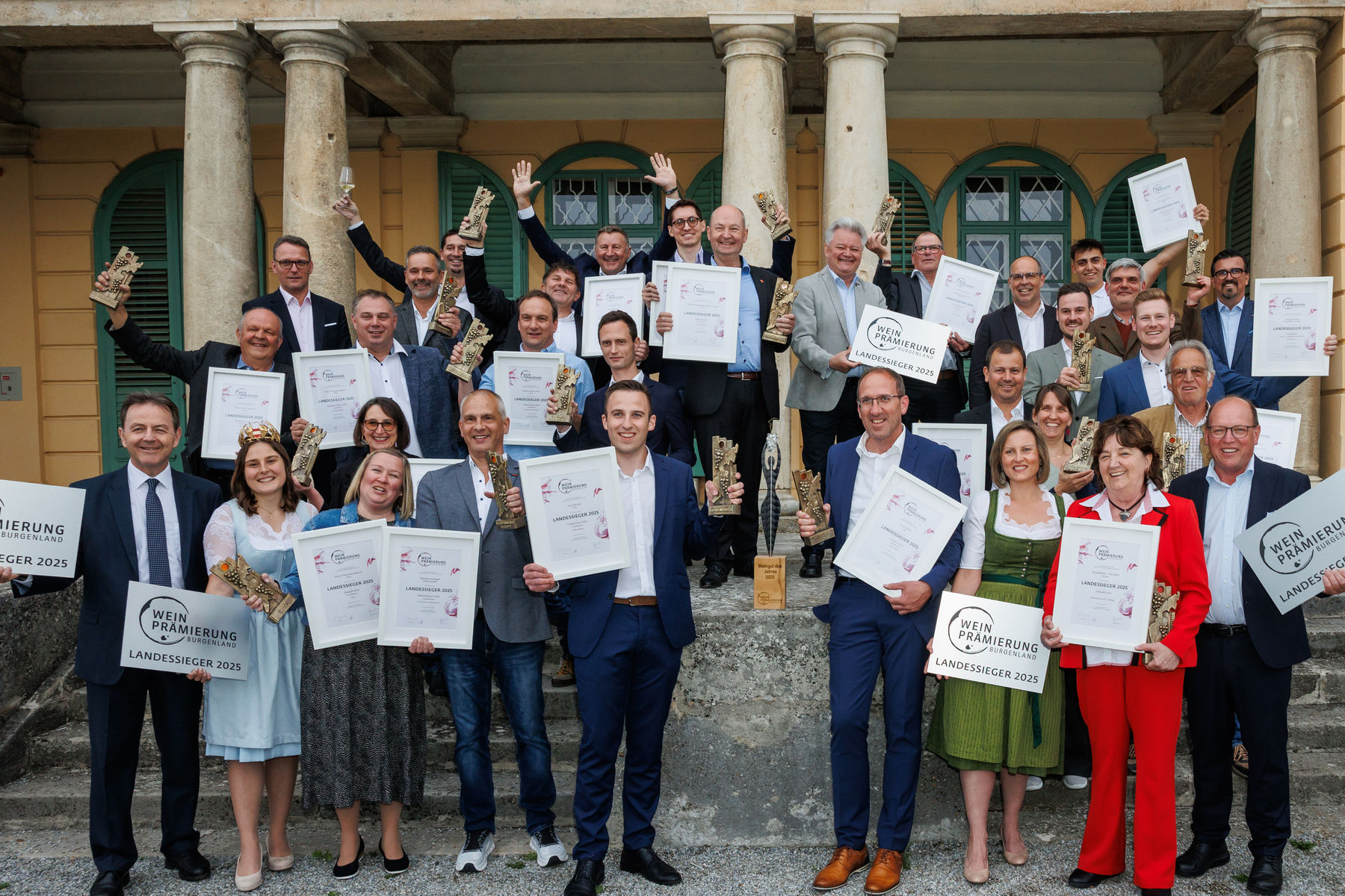 Die 18 Landessieger der Landesweinprämierung 2025.jpg © Maria Hollunder