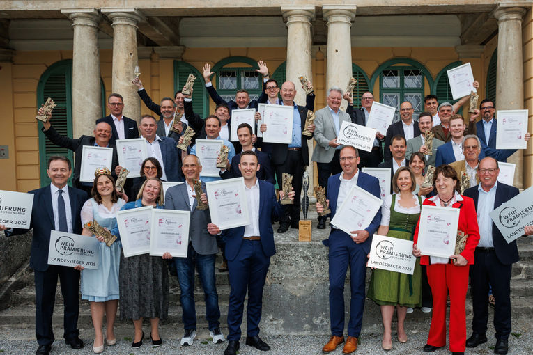 Die 18 Landessieger der Landesweinprämierung 2025.jpg © Maria Hollunder