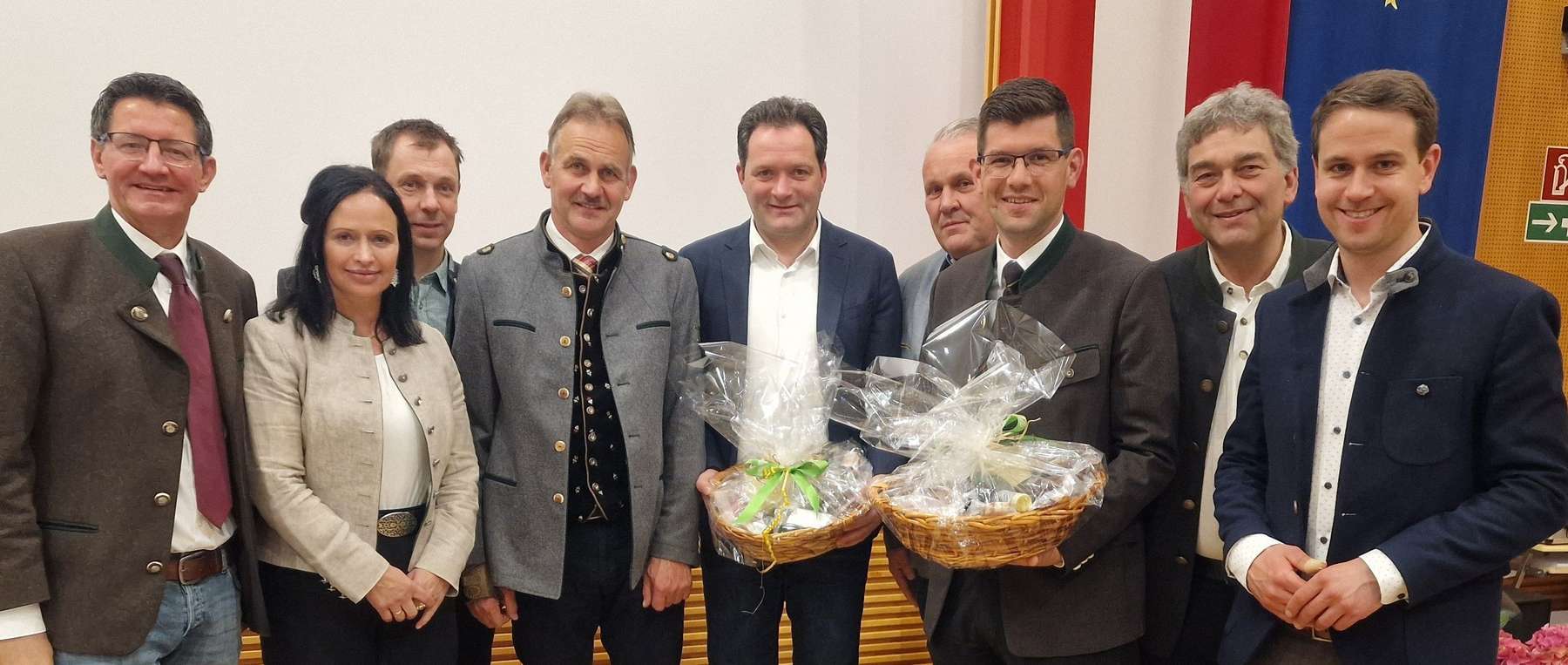 Gruppenbild Gruber mit Vorstand.jpg © Wajand