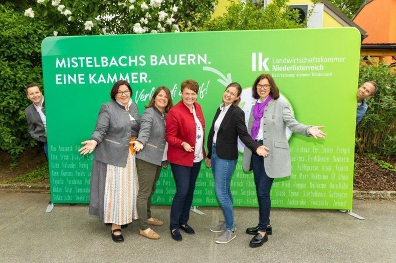 Bezirksvorstand Bäuerinnen Mistelbach mit Vizepräs. Andrea Wagner.jpg