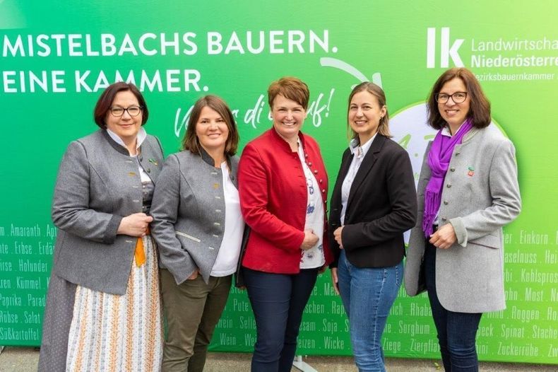 Bezirksvorstand Bäuerinnen Mistelbach mit Vizepräsidentin Andrea Wagner.jpg