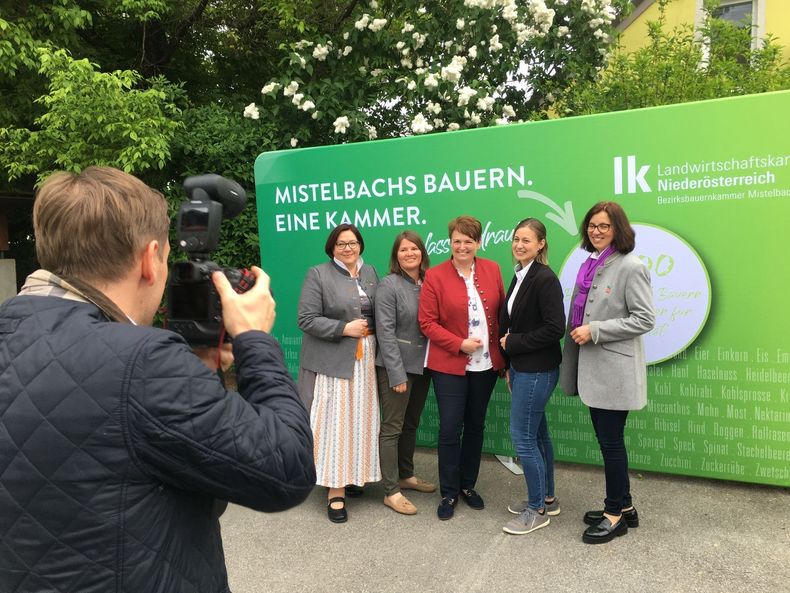 Bezirksvorstand Bäuerinnen Mistelbach mit Fotograf Andreas Semrad.jpg