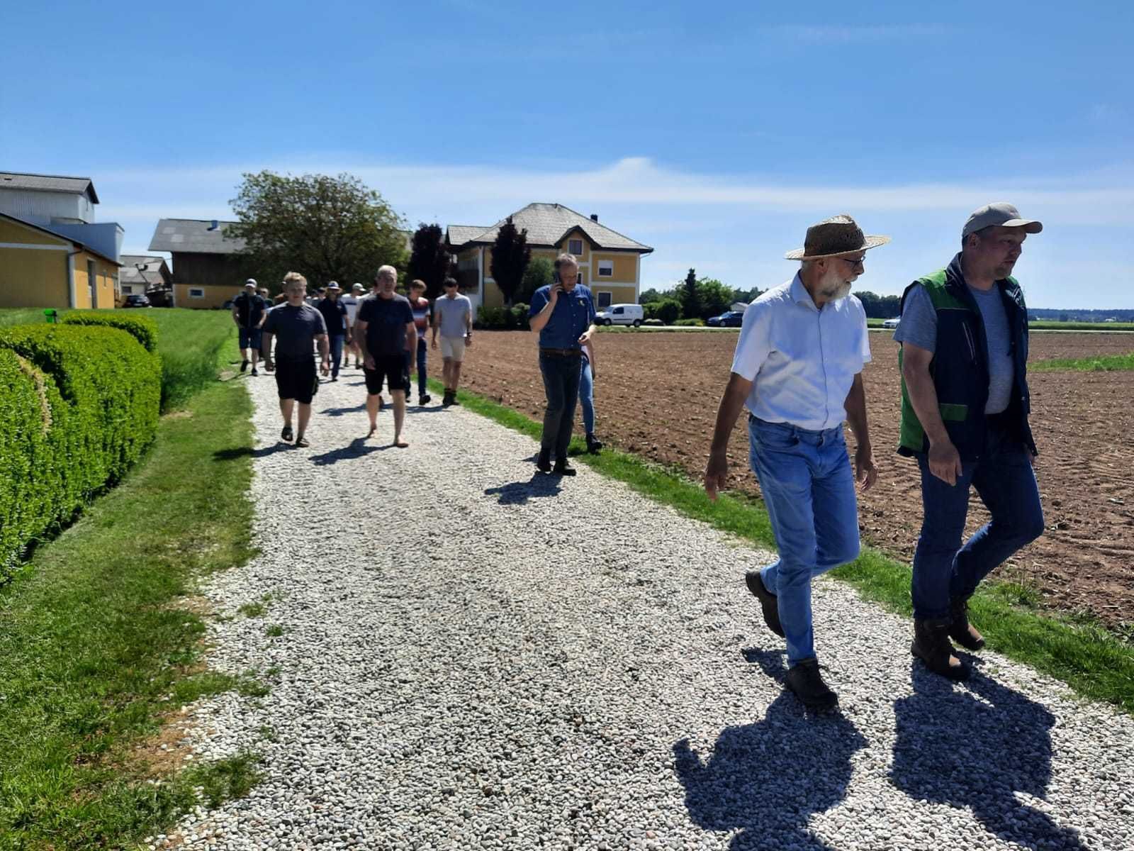 Eindrücke von der Feldbegehung "Boden.Wasser.Schutz" mit den Experten Hubert Köppl und Rupert Reich in St. Peter/Hart am Betrieb der Fam. Steidl! Ca.30 Personen erhielten umfangreiche Infos zu Sojabohne, Wintergerste und -Weizen, Raps und Mais. "Herzliches Danke" an Fam. Steidl, den Referenten, den Firmenvertretern, Schülern und Besuchern fürs Diskutieren! © BWSB