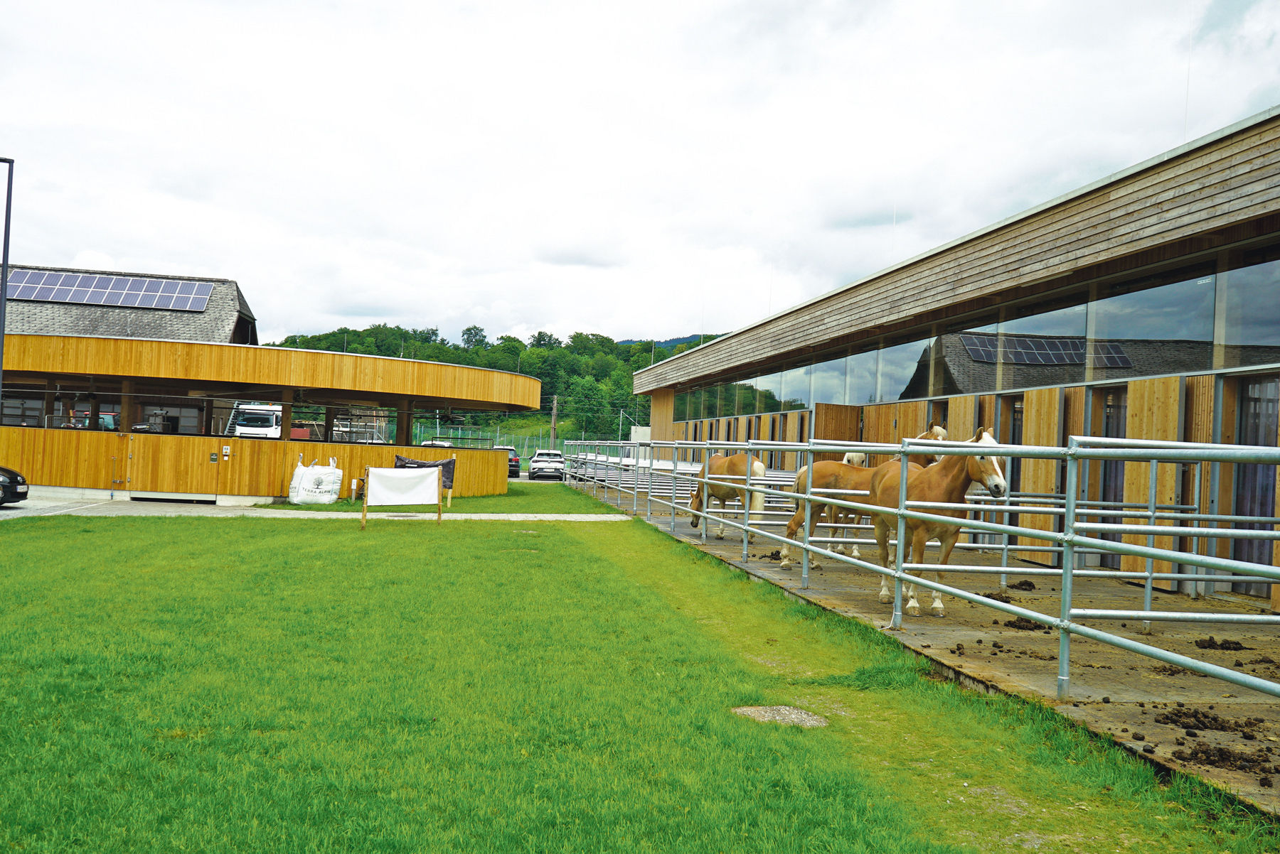 Neuer Holzbau am Winklhof beeindruckt.jpg © Etter