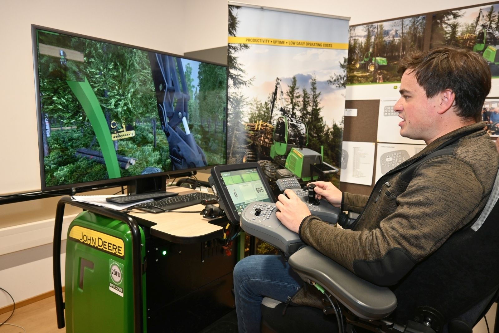 Journalistenreise Forstwirtschaft LK OÖ_Harvester-Simulator Frei (278).jpg © LK OÖ/Frei-Ollmann