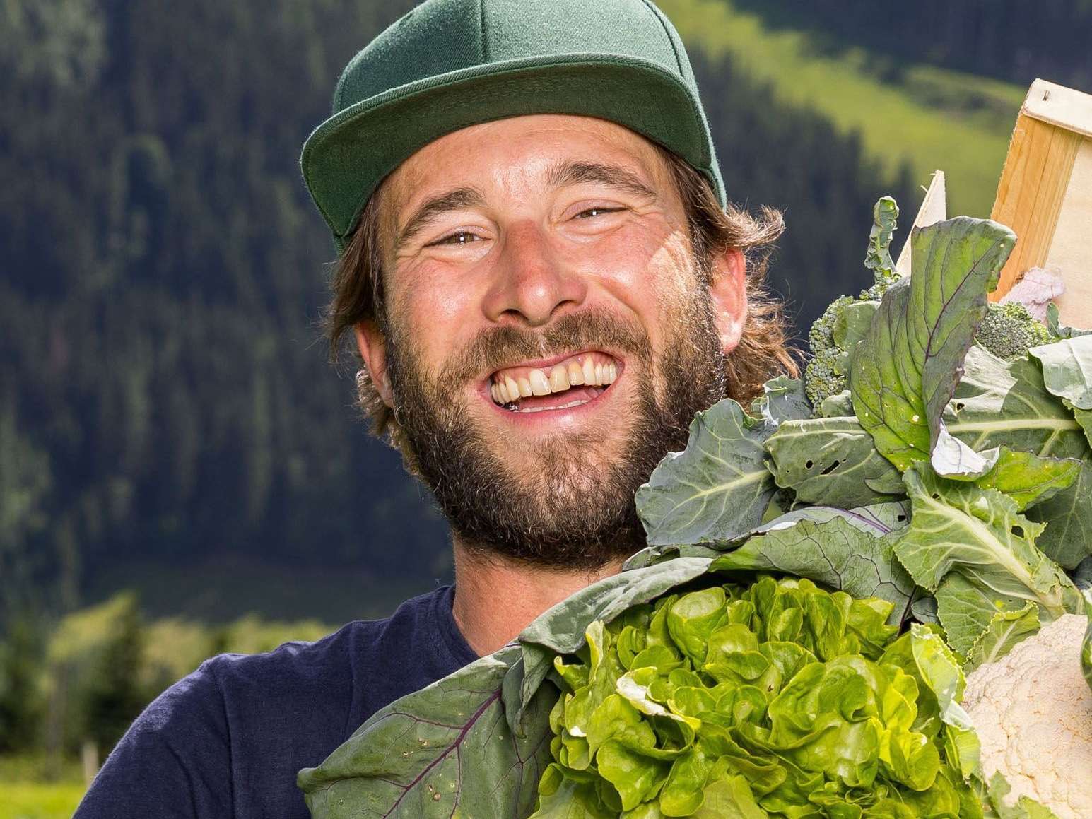 Gemüsebauer mit Gemüsekorb © Netzwerk Kulinarik/wildbild.at