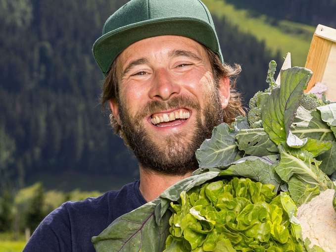 Gemüsebauer mit Gemüsekorb © Netzwerk Kulinarik/wildbild.at