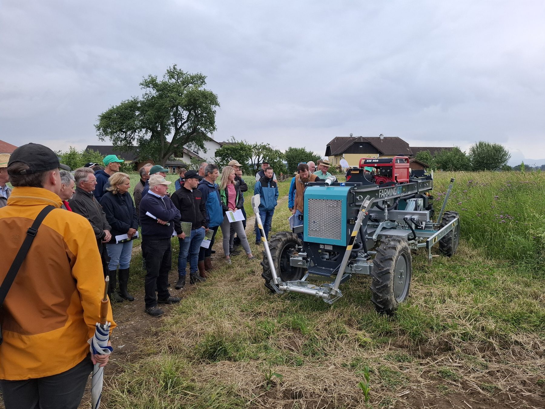 Besucher verschaffen sich vor Ort einen Eindruck von den Feldversuchen.jpg © LK OÖ/Angerer Besucher verschaffen sich vor Ort einen Eindruck von den Feldversuchen.jpg © LK OÖ/Angerer