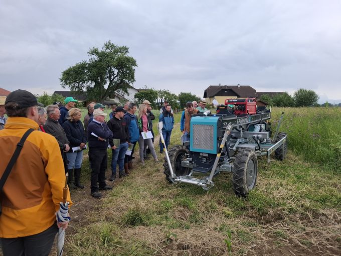 Besucher verschaffen sich vor Ort einen Eindruck von den Feldversuchen.jpg © LK OÖ/Angerer