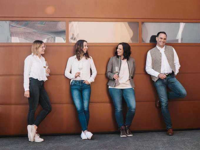 Familie lehnt an Tor ihres Weinkellers © Lorber