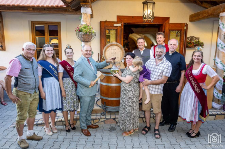 Gruppenfoto Mosttaufe 2025.png © mostropolis.at Gruppenfoto Mosttaufe 2025.png © mostropolis.at