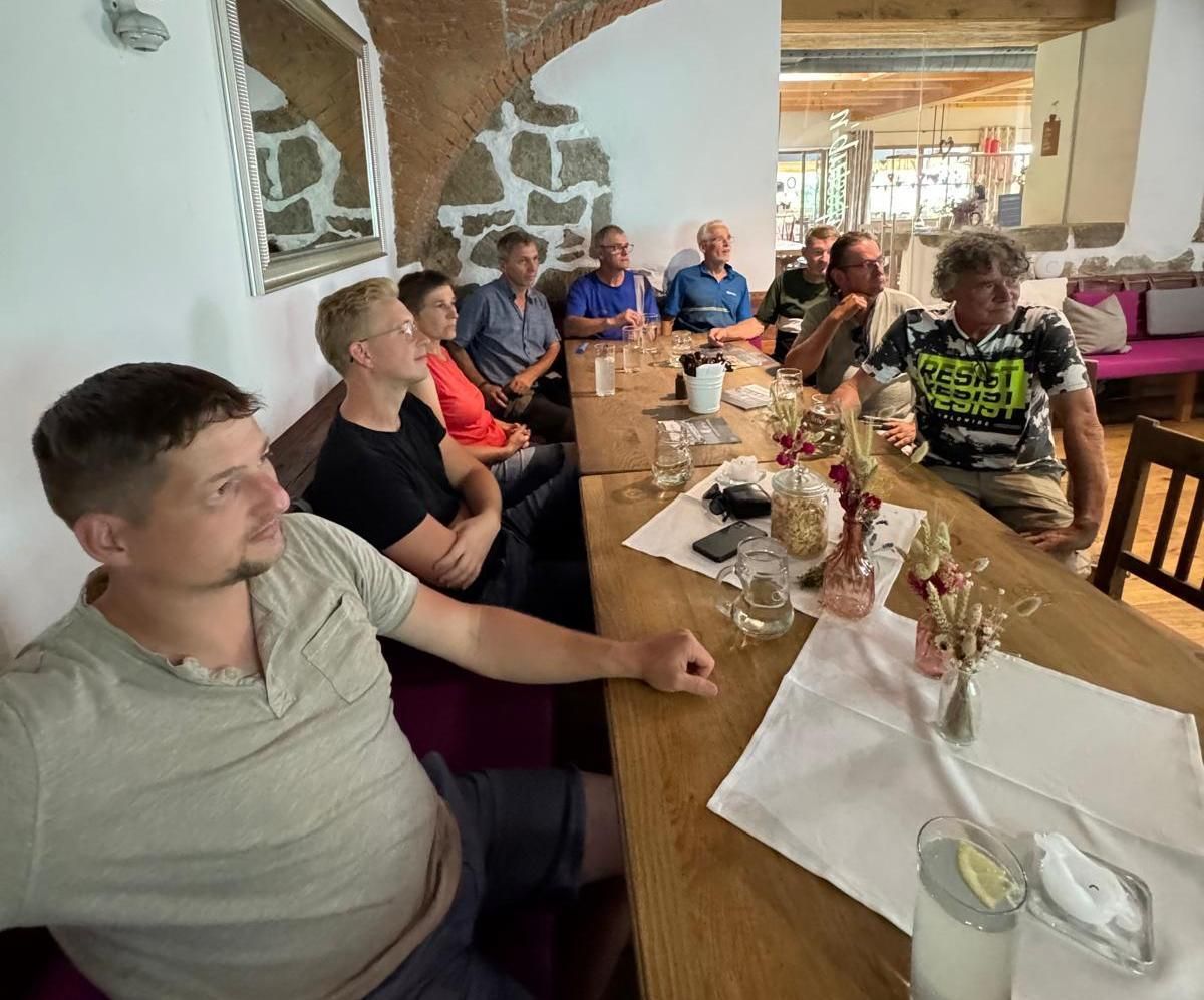 Einblick in die Bio-Feldbegehung in Ried in der Riedmark beim Betrieb Wahl. Nach der Besichtigung der Ölmühle wurden Soja, Roggen, Weizen und weitere Kulturen besichtigt. Danach gab es fachliche Inhalte von Jakob Lang und ausgiebige Diskussionen. Danke! © BWSB/Lang