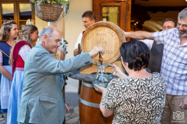 Sobotka füllt ersten Krug mit Tauffmost.png © mostropolis.at Sobotka füllt ersten Krug mit Tauffmost.png © mostropolis.at