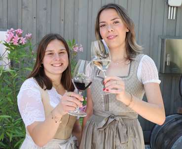 Amtsübergabe bei Weinköniginnen im Burgenland.jpg © Reinhard Judt