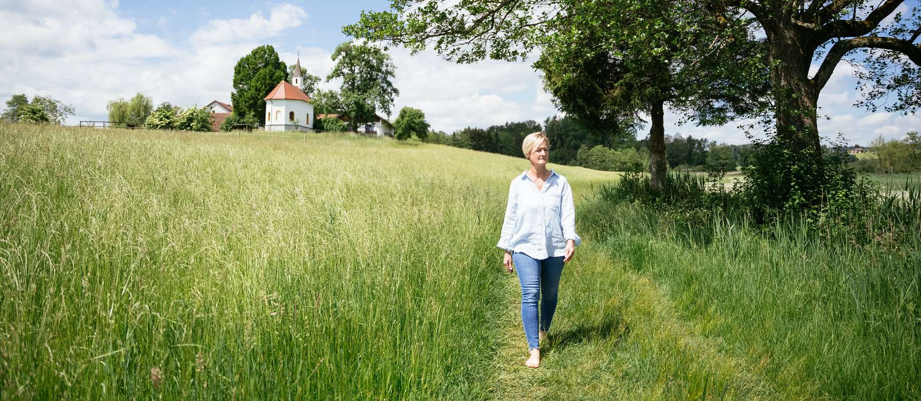 Frau geht über Wiese.jpg © UaB/Daniel Gollner