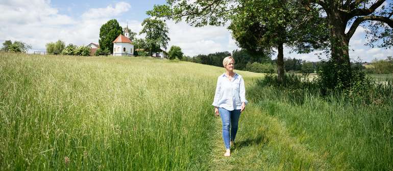 Frau geht über Wiese.jpg © UaB/Daniel Gollner