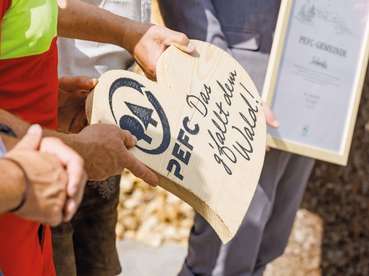 PEFC Logo mit Herz ©Bernd Hofmeister 4c (Mittel).jpg © Bernd Hofmeister