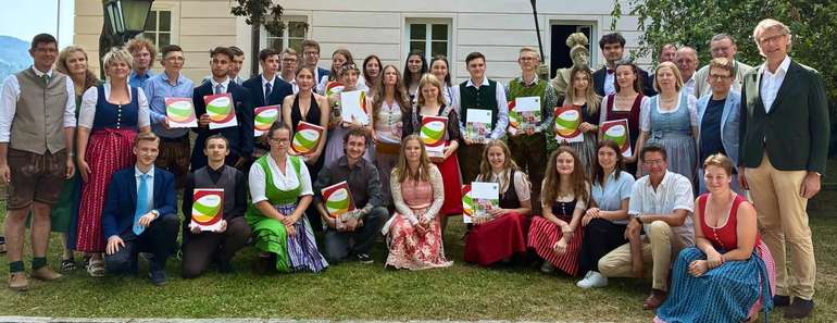 BZ Ehrental Absolventen mit Ehrengästen.jpg © LFS Ehrental