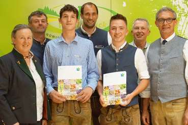 FA Vöcklabruck_Klassenbeste von allen 2 Klassen mit Ehrengäste b.jpg © LWFS VB