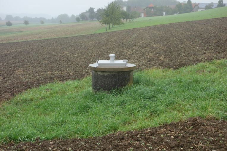 Quelle im Acker mit kleinem Schutzgebiet.jpg © LK Oberösterreich/Christoph Zaussinger