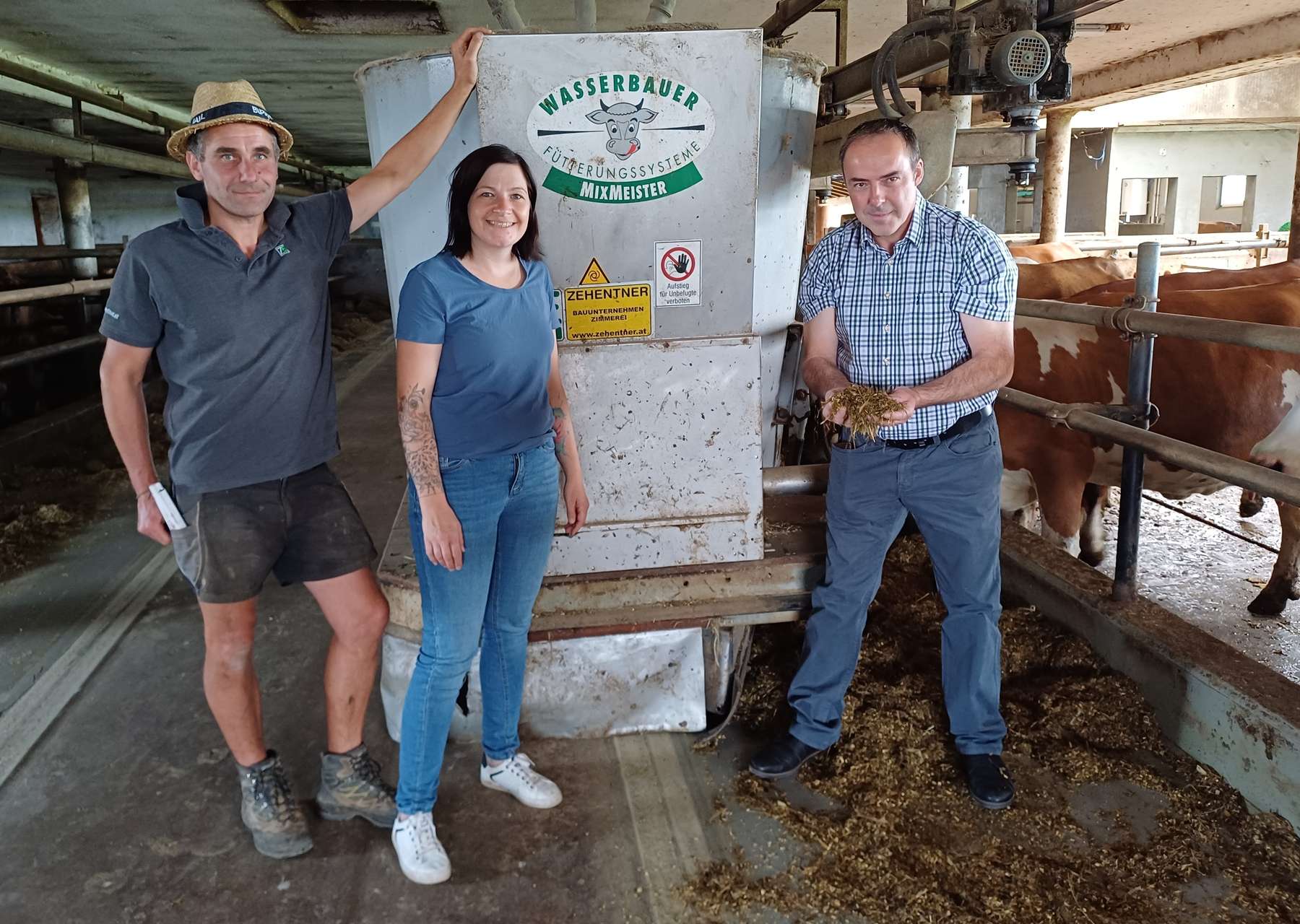 2 Betriebsleiterehepaar mit BBK Obmann Maislinger Paul beim Fütterungsroboter.jpg © Gattermaier