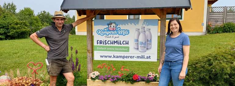 4 Betriebsleiterehepaar vor der Werbetafel.jpg © Gattermaier