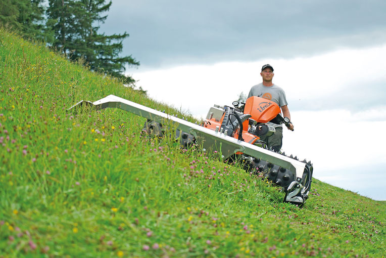 Auch wenn es steil wird mit viel Grip mähen und mulchen .jpg © Hatheier Auch wenn es steil wird mit viel Grip mähen und mulchen .jpg © Hatheier