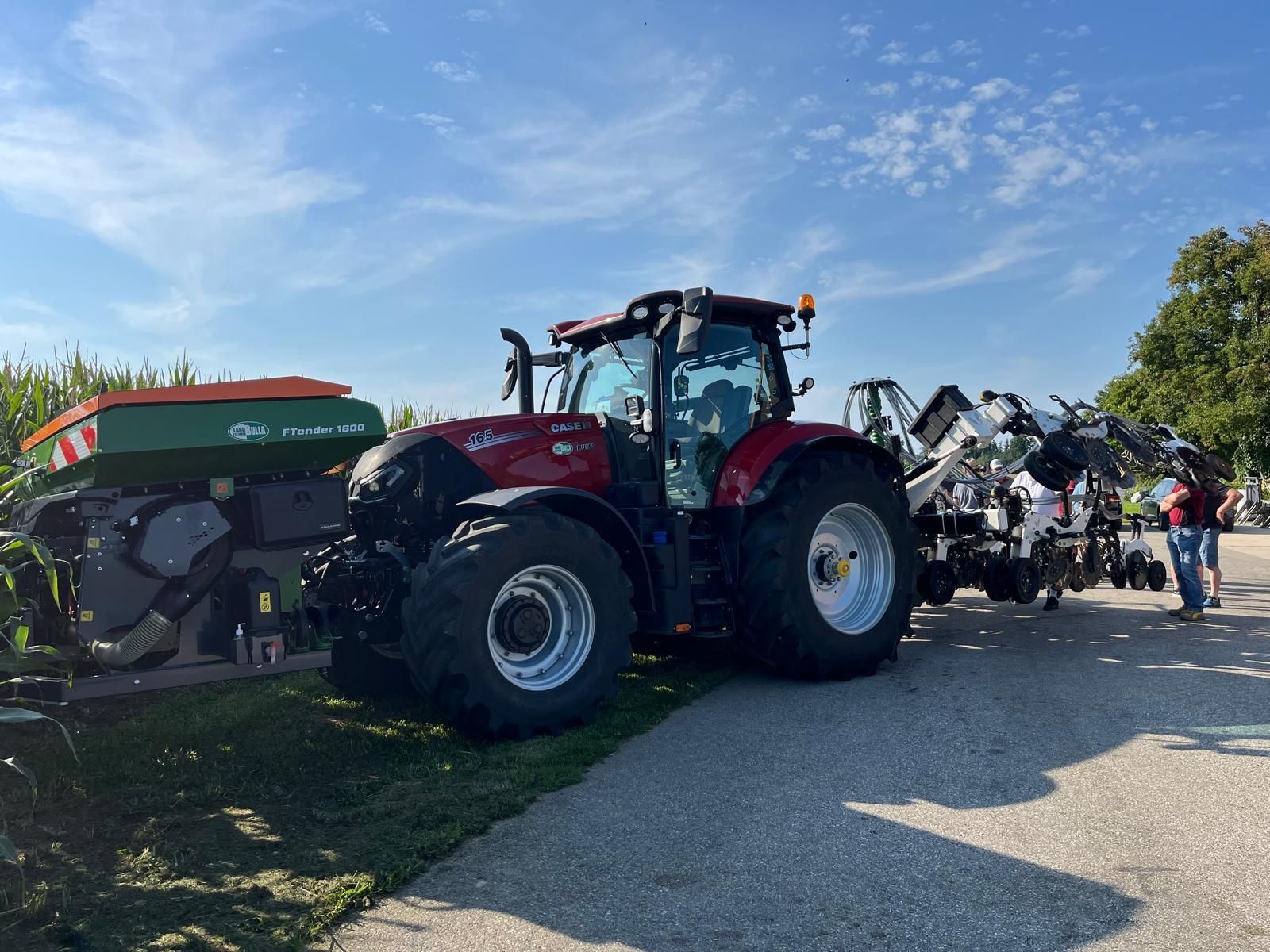 Eindrücke vom Strip Till Nachmittag in Ried im Traunkreis bei Familie Achleitner. Leon Miederer von Agrisem Deutschland referierte über den Geräteaufbau, die Geräteeinstellung und über die Eigenschaften, die die Agrisem Stripcat 2 ausmachen. Franz Achleitner erzählte wie und warum er zu Strip Till gekommen ist und lies die Teilnehmer an den spannenden Erfahrungen teilhaben, die er in den letzten 5 Jahren mit Strip Till sammeln konnte. Alex Schmid informierte über die Erfahrungen über das Versuchsjahr mit dem Kuhn Striger und zeigte die Chancen für den Erosionsschutz und Bodenschutz mit diesem System auf. DANKE allen für die Unterstützung und DANKE für das große Interesse! © BWSB