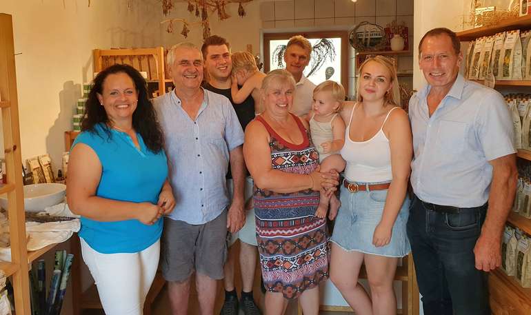 Am Bio-Kräuter- und Gewürzpflanzenhof Aufreiter (v.l.n.r.): Landesbäuerin OÖ Johanna Haider, Hans Aufreiter, Jakob Aufreiter, Michaela Aufreiter, BBK-Obmann Linz Urfahr Peter Preuer, Vanessa Aufreiter, LKÖ-Präsident Josef Moosbrugger und die Kinder Flora © LKÖ/Jung-Leithner Am Bio-Kräuter- und Gewürzpflanzenhof Aufreiter (v.l.n.r.): Landesbäuerin OÖ Johanna Haider, Hans Aufreiter, Jakob Aufreiter, Michaela Aufreiter, BBK-Obmann Linz Urfahr Peter Preuer, Vanessa Aufreiter, LKÖ-Präsident Josef Moosbrugger und die Kinder Flora © LKÖ/Jung-Leithner