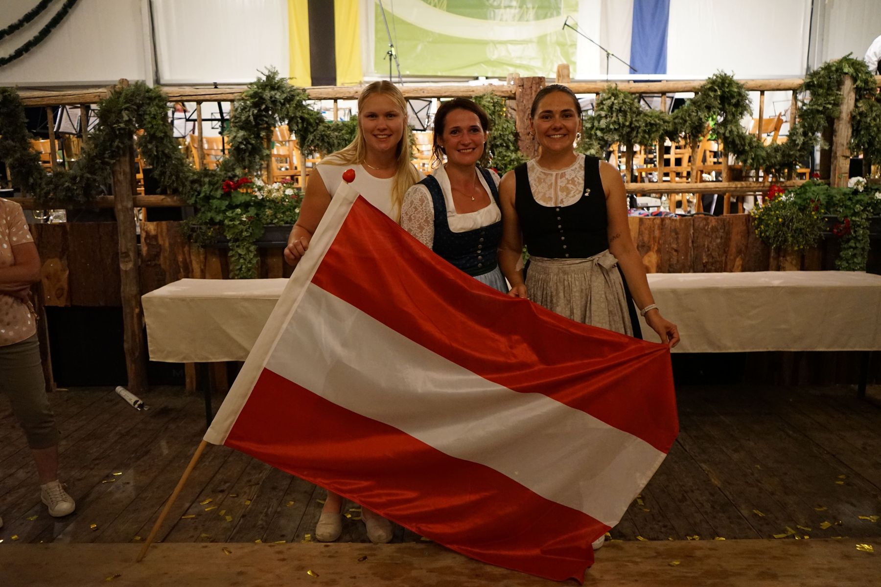 v.l. Karin Fischer (6. Platz), 2.v.l. Elisabeth Stangl (1. Platz), 3.v.l. Anna Bärnthaler (3. Platz) © Landjugend