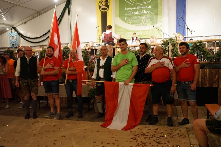 2.v.l. Ronny Heinzer (3. Platz, Schweiz), 3.v.l. Reto Fuchs (1. Platz, Schweiz), 5.v.l. Andreas Schützenhofer (2. Platz, Österreich) © Landjugend
