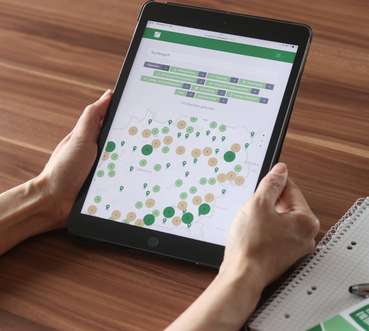 Tablet mit  Mein Hof - Mein Weg  Homepage © LKÖ/Piller