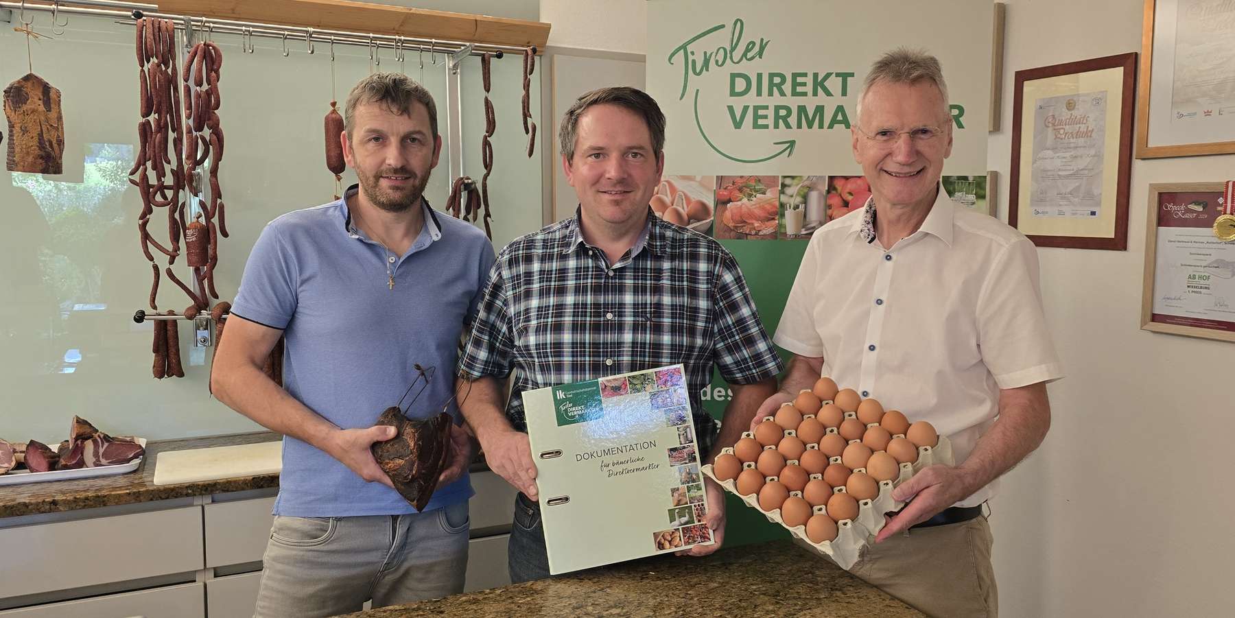 Obmann-Stellvertreter Hannes Danzl, Obmann Michael Jäger und Geschäftsführer Wendelin Juen freuen sich über die gute Entwicklung des Verbandes „Tiroler-Direktvermarkter“ © LK Tirol