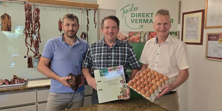 Obmann-Stellvertreter Hannes Danzl, Obmann Michael Jäger und Geschäftsführer Wendelin Juen freuen sich über die gute Entwicklung des Verbandes „Tiroler-Direktvermarkter“ © LK Tirol Obmann-Stellvertreter Hannes Danzl, Obmann Michael Jäger und Geschäftsführer Wendelin Juen freuen sich über die gute Entwicklung des Verbandes „Tiroler-Direktvermarkter“ © LK Tirol