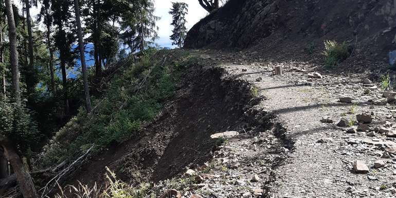 Nach Dauerregen abgerutschte Böschung © Leinweber