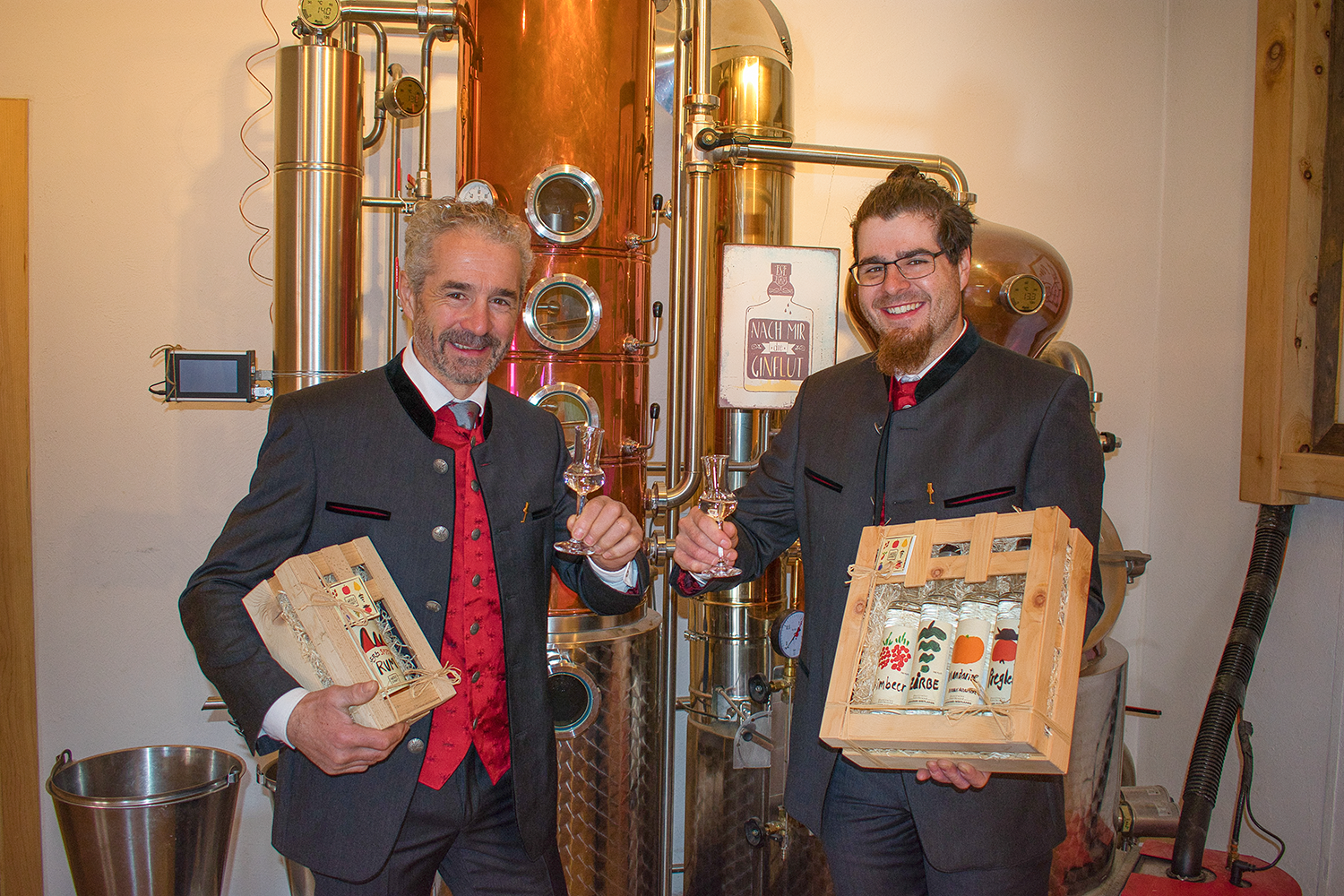Robert und Jakob Lukasser-Weitlaner vor ihrem Schnapsbrenner mit selbstgebrannten Schnaps © Archiv