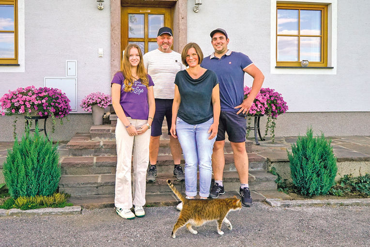 Sichere Zukunft mit Hendlmast und  Milchviehhaltung.jpg © Etter