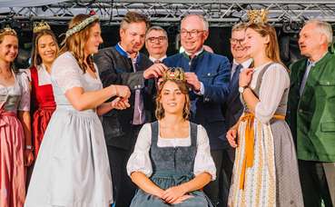 Krönung der neuen Bundesweinkönigin Laura I..jpg © LWMEDIA_Leonardo Ramirez Krönung der neuen Bundesweinkönigin Laura I..jpg © LWMEDIA_Leonardo Ramirez