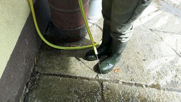 Stiefel_mit_Schlauch_waschen.jpg © LK OÖ Stiefel_mit_Schlauch_waschen.jpg © LK OÖ